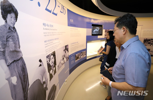 【서울=뉴시스】 박양우 문화체육관광부 장관이 지난해 8월11일 5·18 민주화운동기록관을 살펴보고 있다. 2019.08.11. (사진=문화체육관광부 제공) photo@newsis.com