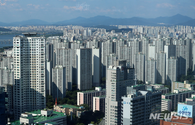 【서울=뉴시스】이영환 기자 = 정부의 분양가 상한제 개선안 발표를 하루 앞둔 11일 오후 서울 송파구 롯데월드타워 일대의 아파트 단지가 보이고 있다. 2019.08.11.&nbsp; 20hwan@newsis.com