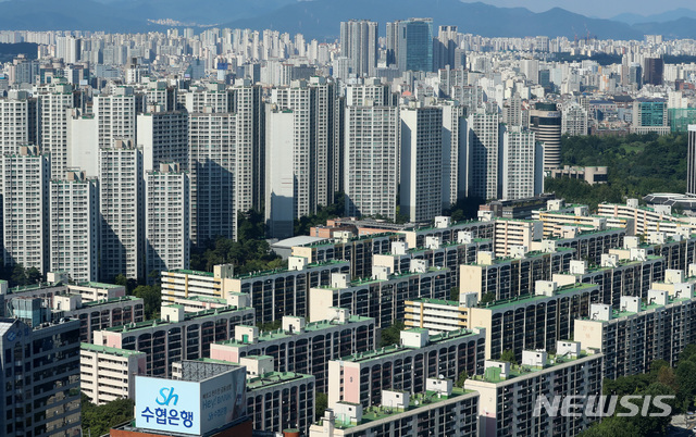 【서울=뉴시스】이영환 기자 = 정부의 분양가 상한제 개선안 발표를 하루 앞둔 11일 오후 서울 송파구 롯데월드타워 일대의 아파트 단지가 보이고 있다. 2019.08.11.&nbsp; 20hwan@newsis.com