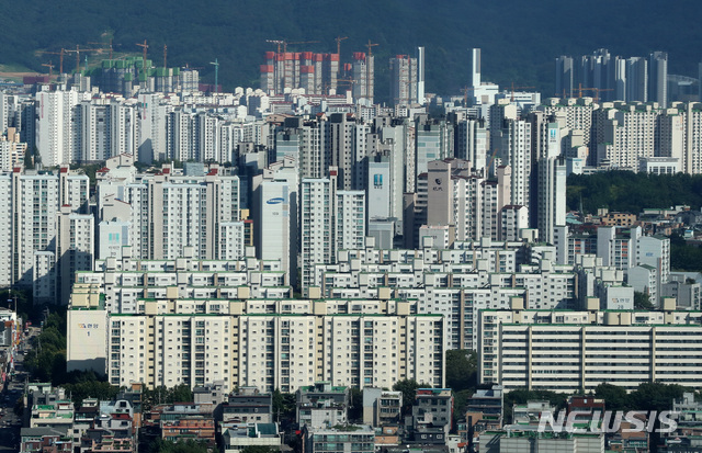【서울=뉴시스】이영환 기자 =&nbsp; 서울 송파구 롯데월드타워 일대의 아파트 단지모습.&nbsp;&nbsp; 정부가 '시장의 보이지 않는 손'을 대신해 가격 결정에 개입하는 이번 조치가 미중 관세 갈등, 한일 무역 분쟁 등 꼬리를 무는 대외악재 속에 경제 여건이 뒷걸음질하는 국내 아파트 시장의 대세 하락을 알리는 신호탄이 될지, 공급감소 등 더 큰 부작용을 예비하는 악수가 될지 관심이 모아진다.&nbsp; 2019.08.11.&nbsp;&nbsp; 20hwan@newsis.com