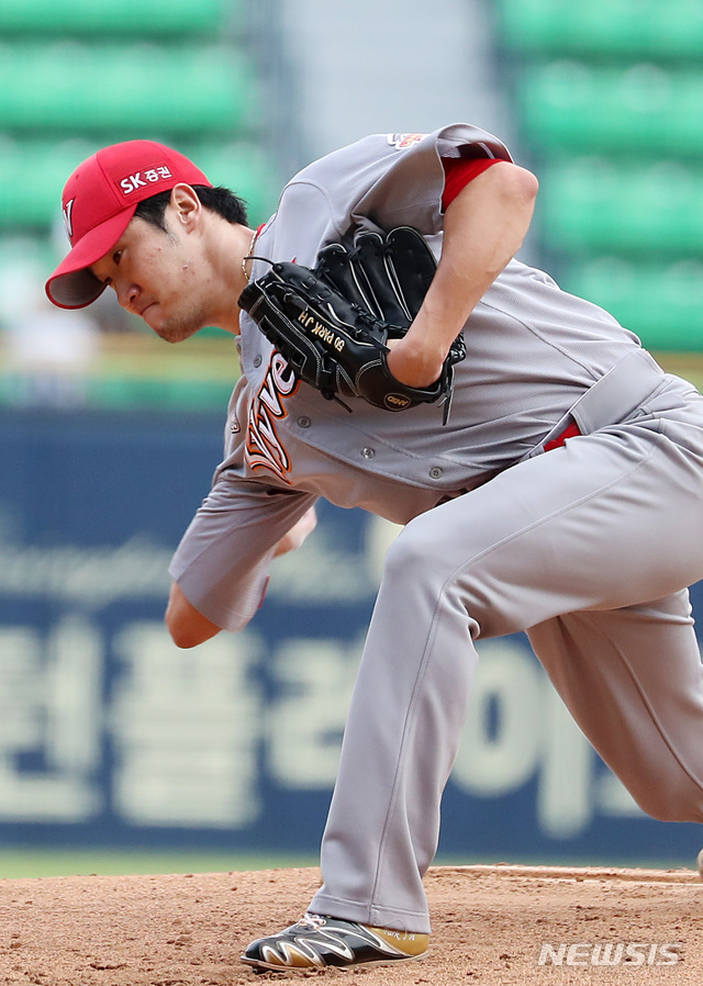 【서울=뉴시스】이영환 기자 = 11일 오후 서울 송파구 잠실야구장에서 열린 2019 KBO리그 LG 트윈스 대 SK 와이번스의 경기, 1회말 SK 선발 박종훈이 공을 던지고 있다.  2019.08.11. 20hwan@newsis.com