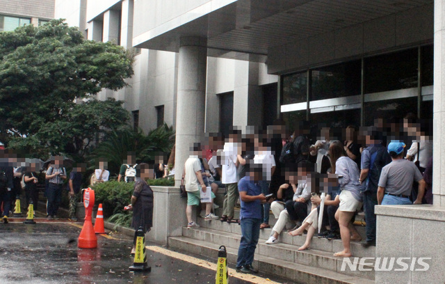 【제주=뉴시스】강경태 기자 = 12일 오전 제주지방법원에서 ‘전 남편 살해사건’ 고유정에 대한 첫 공판을 방청하기 위해 시민들이 방청권 배부를 기다리고 있다.&nbsp; 제주지법은 이번 공판과정에서 질서를 유지하기 위해 선착순으로 방청권을 배부하기로 했다. 2019.08.12.&nbsp; ktk2807@newsis.com 