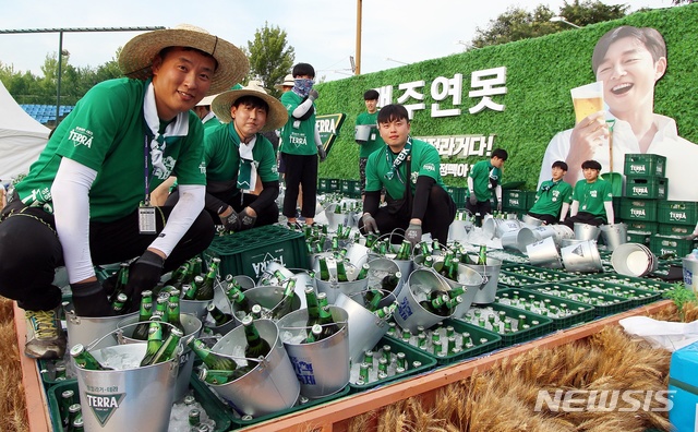 【서울=뉴시스】전주가맥축제장에서 테라 직원들이 당일 생산된 테라를 얼음 바구니에 넣어 준비하고 있다. 