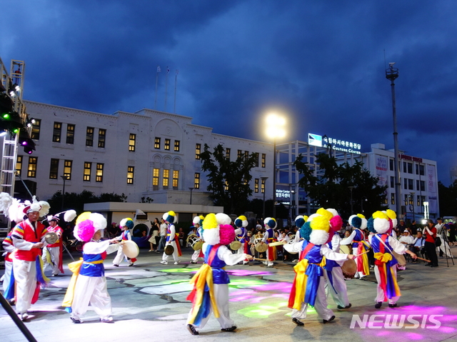 【광주=뉴시스】 송창헌 기자 = 광주를 대표하는 전통 문화축제인 칠석고싸움놀이(국가무형문화제 제33호)가 2019 광주 세계마스터즈수영대회를 통해 세계인이 함께하는 무형유산으로 거듭났다. 11일 광주 5·18민주광장에서 열린&nbsp; 칠석고싸움놀이 축제 모습. 2019.08.12 (사진=조직위 제공) photo@newsis.com 