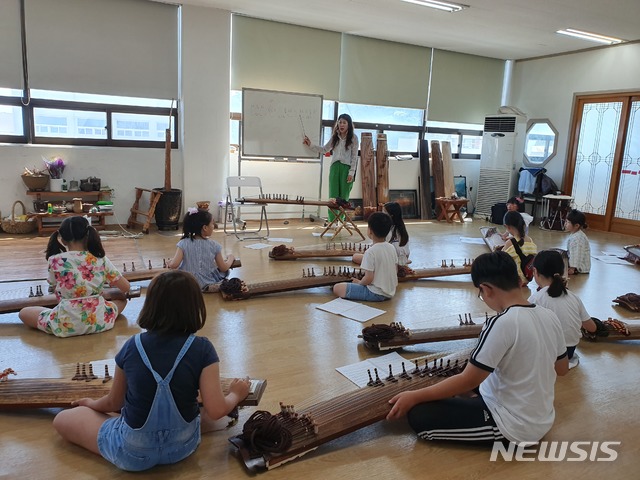 【창원=뉴시스】 경남 창원교육지원청이 교육기부 기관과 함께 마련한 '여름방학 교육기부 프로그램' 중 창원국악관현악단의 ‘신나는 국악체험교실’에 참여한 초등학생들.2019.08.12.(사진=창원교육지원청 제공) photo@newsis.com