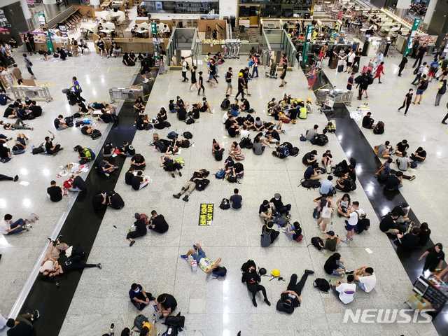 홍콩 국제공항 밤9시 시위대 모습  <CNN 캡쳐>