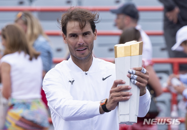 【몬트리올=AP/뉴시스】라파엘 나달(2위·스페인)이 11일(현지시간) 캐나다 몬트리올에서 열린 남자프로테니스(ATP) 투어 로저스컵에서 우승, 트로피를 들고 포즈를 취하고 있다. 나달은 결승전에서 다닐 메드베데프(9위·러시아)를 세트 스코어 2-0(6-3 6-0)으로 물리치고 우승해 2005년, 2008년, 2013년, 2018년에 이어 이 대회 다섯 번째 정상에 올랐다. 2019.08.12.