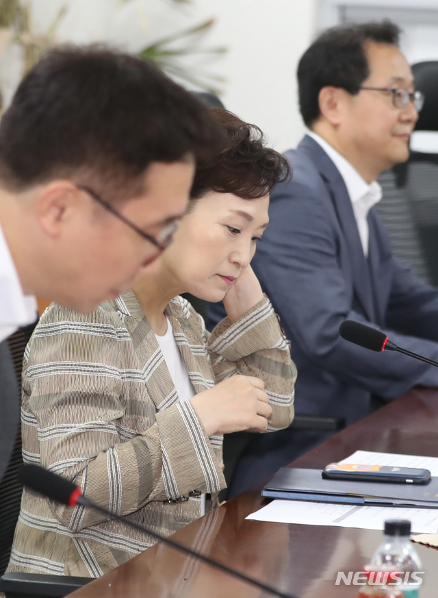 【서울=뉴시스】고승민 기자 = 김현미 국토교통부 장관이 12일 서울 여의도 국회 의원회관에서 열린 민간택지 분양가 상한제 당정협의에 참석, 회의 시작 전 대기하고 있다. 2019.08.12.kkssmm99@newsis.com