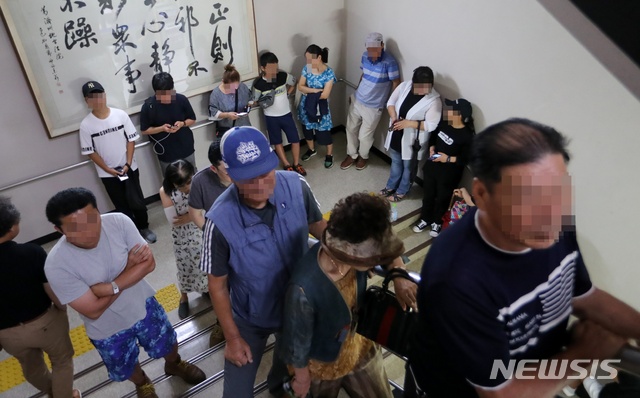 【제주=뉴시스】우장호 기자 = 12일 오전 제주지법에서 전 남편을 잔혹하게 살해한 뒤 시신을 훼손·유기한 혐의를 받는 고유정(36)의 첫 공판이 열리는 가운데 일반인 방청객들이 공판을 보기 위해 줄을 서 있다. 2019.08.12. woo1223@newsis.com