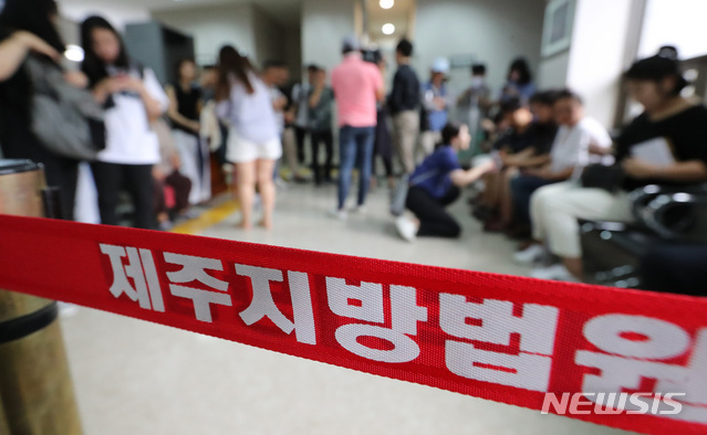 【제주=뉴시스】우장호 기자 = 12일 오전 제주지법에서 전 남편을 잔혹하게 살해한 뒤 시신을 훼손·유기한 혐의를 받는 고유정(36)의 첫 공판이 열리는 가운데 일반인 방청객들이 공판을 보기 위해 줄을 서 있다. 2019.08.12.&nbsp; woo1223@newsis.com