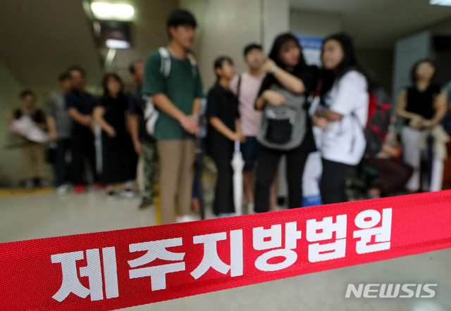 【제주=뉴시스】우장호 기자 = 12일 오전 제주지법에서 전 남편을 잔혹하게 살해한 뒤 시신을 훼손·유기한 혐의를 받는 고유정(36)의 첫 공판이 열리는 가운데 일반인 방청객들이 공판을 보기 위해 줄을 서 있다. 2019.08.12. woo1223@newsis.com