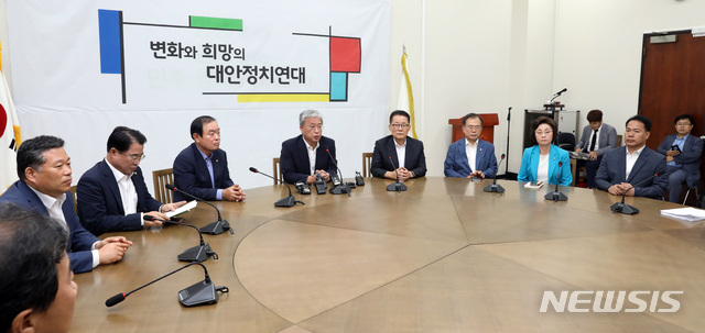 【서울=뉴시스】 박영태 기자 = 12일 오전 서울 여의도 국회에서 열린 민주평화당 내 제3지대 구축 모임인 변화와 희망의 대안정치연대 회의에서 유성엽 원내대표가 발언하고 있다. 2019.08.12.since1999@newsis.com