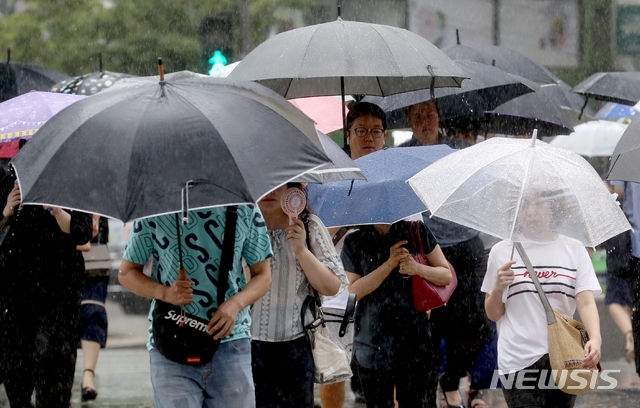 【서울=뉴시스】김병문 기자 = 제9호 태풍 레끼마가 만들어낸 비구름의 영향으로 전국이 흐리고 서부권 중심으로 비가 내리는 12일 오전 서울 종로구 광화문네거리에서 우산을 쓴 시민들이 출근길에 오르고 있다. 2019.08.12.&nbsp;&nbsp; dadazon@newsis.com
