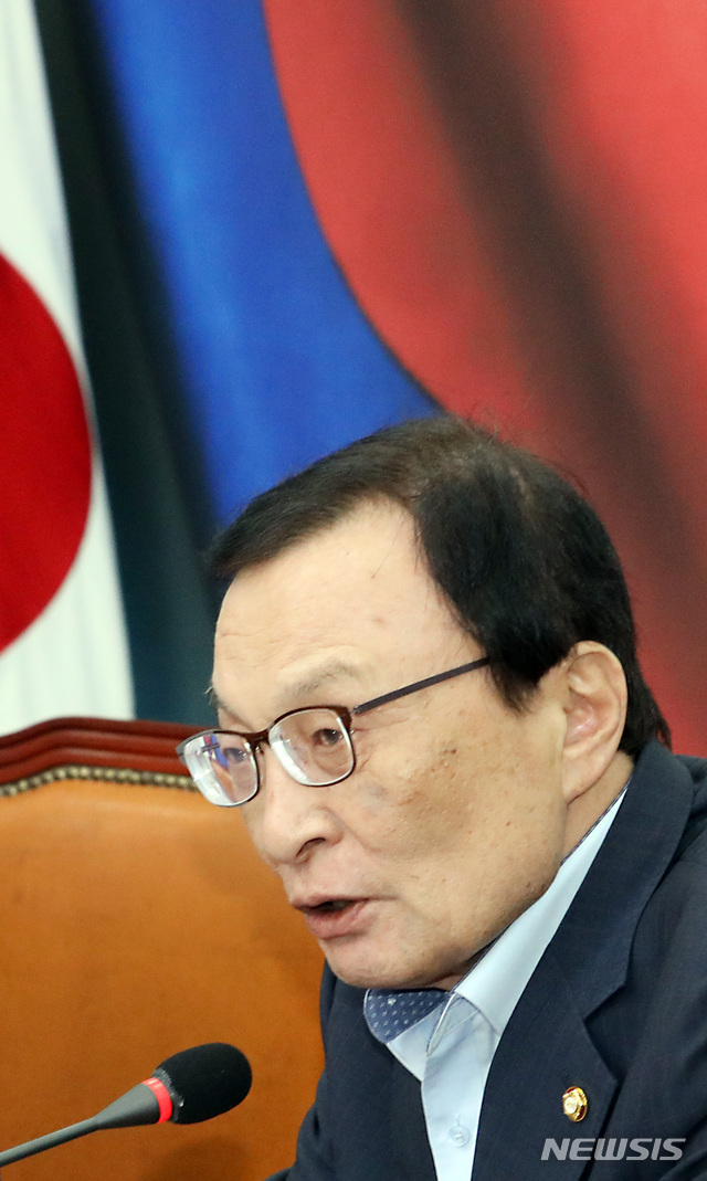 【서울=뉴시스】이종철 기자  = 12일 서울 여의도 국회에서 열린 더불어민주당 최고위원회의에서 이해찬 대표가 모두발언을 하고 있다. 2019.08.12. jc4321@newsis.com