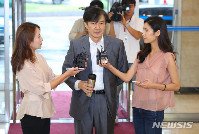 【서울=뉴시스】전신 기자 = 조국 법무부 장관 후보자가 12일 오전 인사청문회 준비 사무실이 마련된 서울 종로구 사직로 적선현대빌딩으로 출근하고 있다. 2019.08.12.&nbsp; photo1006@newsis.com