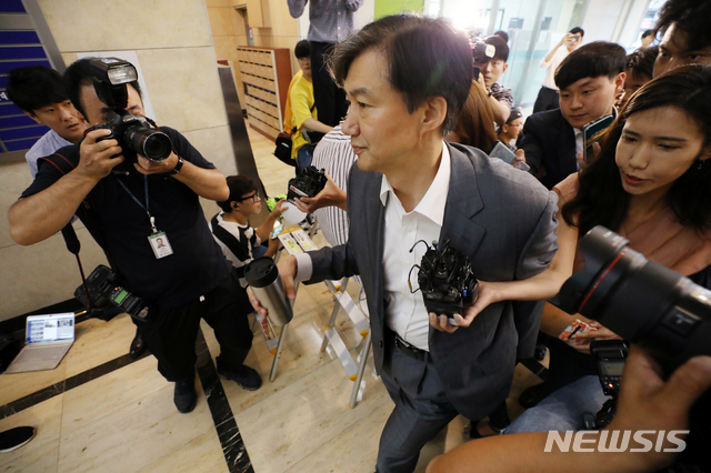 【서울=뉴시스】전신 기자 = 조국 법무부 장관 후보자가 12일 오전 인사청문회 준비 사무실이 마련된 서울 종로구 사직로 적선현대빌딩으로 출근하고 있다. 2019.08.12.&nbsp; photo1006@newsis.com