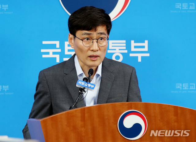 【세종=뉴시스】 김진아 기자 = 이문기 국토교통부 주택토지실장이 12일 정부세종청사 국토부 기자실에서 '민간택지 분양가 상한제 적용기준 개선 추진' 방안을 설명 하고 있다. 2019.08.12. bluesoda@newsis.com