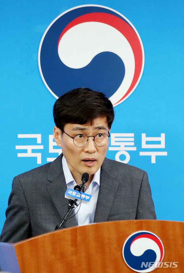 【세종=뉴시스】 김진아 기자 = 이문기 국토교통부 주택토지실장이 12일 정부세종청사 국토부 기자실에서 '민간택지 분양가 상한제 적용기준 개선 추진' 방안을 설명 하고 있다. 2019.08.12. bluesoda@newsis.com