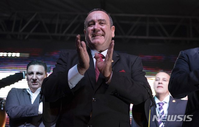 【과테말라시티=AP/뉴시스】11일(현지시간) 실시된 과테말라 대선결선투표에서 승리한 보수 성향 바모스당의 알레한드로 히아마테이 후보가 지지자들 앞에서 박수를 치고 있다. 그는 이날 실시된 결선투표에서 중도 좌파 국민희망연대(UNE) 소속 산드라 토레스 후보에 승리했다. 2019.08.12 