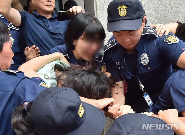 【제주=뉴시스】우장호 기자 = 12일 오전 제주지법에서 전 남편을 잔혹하게 살해한 뒤 시신을 훼손·유기한 혐의를 받는 고유정(36)의 첫 공판이 열린 가운데 시민들이 호송차에 오르는 고유정의 머리채를 잡아 당기고 있다. 2019.08.12.&nbsp; woo1223@newsis.com 