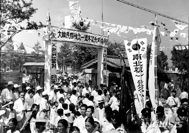 【광주=뉴시스】맹대환 기자 = 광주시는 오는 13일부터 17일까지 시청 1층 시민숲에서 '사진으로 만나는 광주 100년' 전시를 개최한다고 12일 밝혔다. 사진은 광복 1주년을 맞은 북구 누문동 모습. 2019.08.12 (사진=광주시 제공)mdhnews@newsis.com