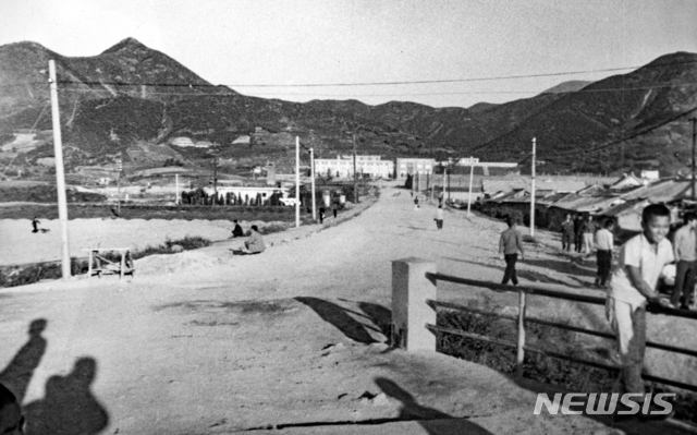 【광주=뉴시스】맹대환 기자 = 광주시는 오는 13일부터 17일까지 시청 1층 시민숲에서 '사진으로 만나는 광주 100년' 전시를 개최한다고 12일 밝혔다. 사진은 법원으로 가는 농장다리 모습. 2019.08.12 (사진=광주시 제공)mdhnews@newsis.com