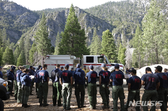 【시더 그로브( 미 캘리포니아주)= AP/뉴시스】 삼림의 밀도가 비교적 더 조밀한 지역에서 맞불 작전의 실험에 임하고 있는 세콰이아 소방대원과 킹스 캐년 소방대원들이 올 6월 10일 현장에서 지휘관의 설명을 듣고 있다.&nbsp; 