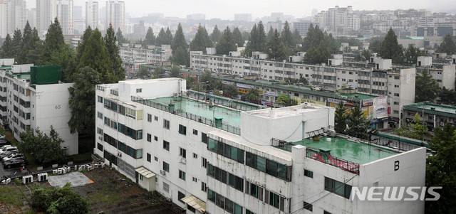 【서울=뉴시스】추상철 기자 =국토교통부의 민간택지에 대한 분양가 상한제 발표로 재건축 아파트 투자에 제동이 걸렸다. 12일 오후 재건축을 앞둔 서울 서초구 반포주공아파트 1단지가 보이고 있다. 2019.08.12.&nbsp; scchoo@newsis.com