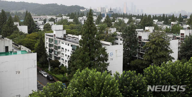 【서울=뉴시스】추상철 기자 =국토교통부의 민간택지에 대한 분양가 상한제 발표로 재건축 아파트 투자에 제동이 걸렸다. 12일 오후 재건축을 앞둔 서울 서초구 반포주공아파트 1단지가 보이고 있다. 2019.08.12. scchoo@newsis.com