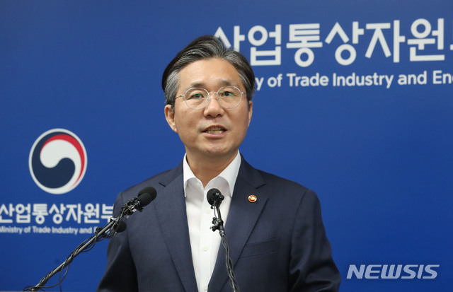 【세종=뉴시스】 성윤모 산업통상자원부 장관이 12일 정부세종청사에서 전략물자 수출입고시 개정안 발표를 하고 있다. 전략물자 수출지역 구분 변경은 가 지역을 세분화해 가의1·가의2 지역으로 구분한다. 가의2 지역은 나 지역 수준의 수출통제 수준을 적용하지만 개별허가 신청서류 일부 및 전략물자 중개허가는 면제한다. 개정안은 20일간 행정예고를 실시해 의견을 수렴한다. 2019.08.12. 