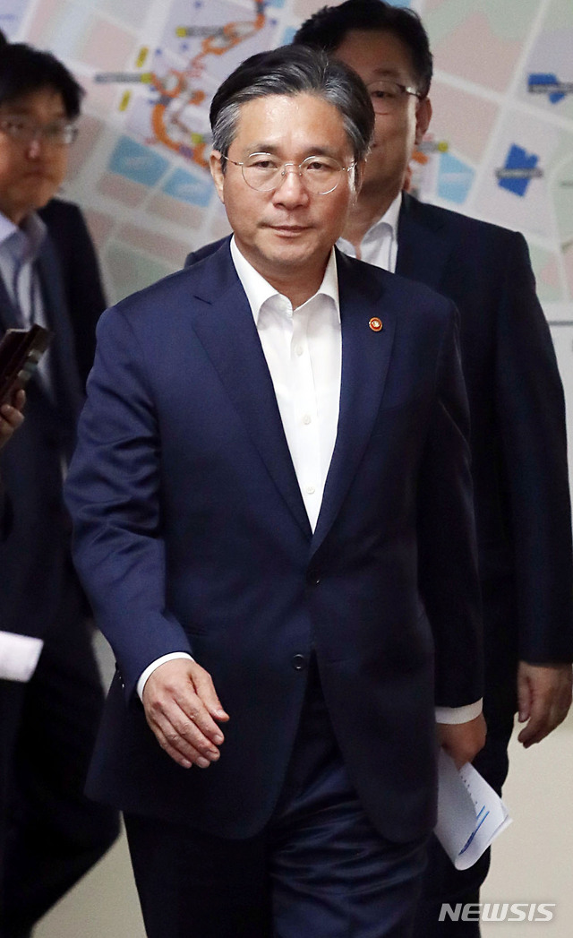 【세종=뉴시스】 김진아 기자 = 성윤모 산업통상자원부 장관. 2019.08.12. bluesoda@newsis.com