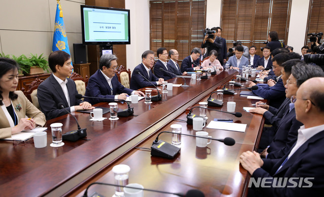 【서울=뉴시스】박진희 기자 = 문재인 대통령이 12일 청와대 여민관에서 수석·보좌관회의를 주재하고 있다. 2019.08.12. pak7130@newsis.com
