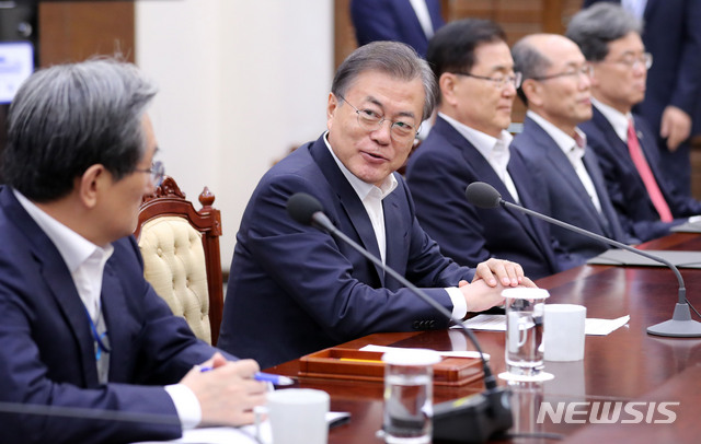 【서울=뉴시스】박진희 기자 = 문재인 대통령이 12일 청와대 여민관에서 수석·보좌관회의를 주재하고 있다. 2019.08.12.&nbsp; pak7130@newsis.com