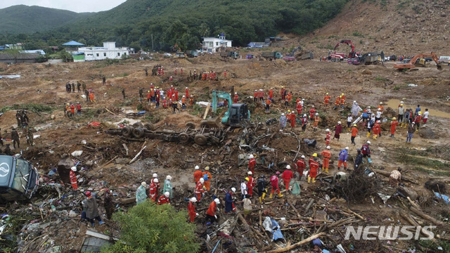 【네피도(미얀마)=AP/뉴시스】미얀마군 구조대가 12일(현지시간) 미얀마 몬주 파웅읍 산사태 현장에서 구조작업을 펼치고 있다. 산사태는 지난 9일 미얀마 수도 네피도에서 남쪽 430㎞ 떨어진 파웅읍에서 폭우로 인한 마랏 산의 산비탈 붕괴로 일어났다. 이번 사고로 사망자 수는 최소 53명으로 집계됐으며 흘러내린 진흙의 양이 워낙 많아 구조 및 수색 작업에 따른 피해자 숫자도 늘어날 전망이다. 2019.08.12.