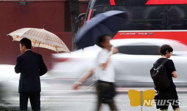 【서울=뉴시스】박미소 기자 = 태풍 레끼마의 영향으로 서울에 비가 내리다 그치기를 반복하는 지난 12일 오후 서울 중구 시청 인근 거리에서 우산을 쓴 시민들과 쓰지 않은 시민이 걸어가고 있다.2019.08.12. misocamera@newsis.com