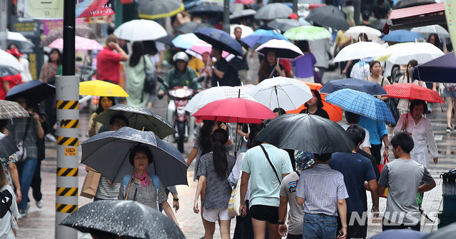 【서울=뉴시스】김선웅 기자 = 서울 중구 명동거리에서 우산을 쓴 시민들이 길을 걷고 있다. 2019.08.12.mangusta@newsis.com