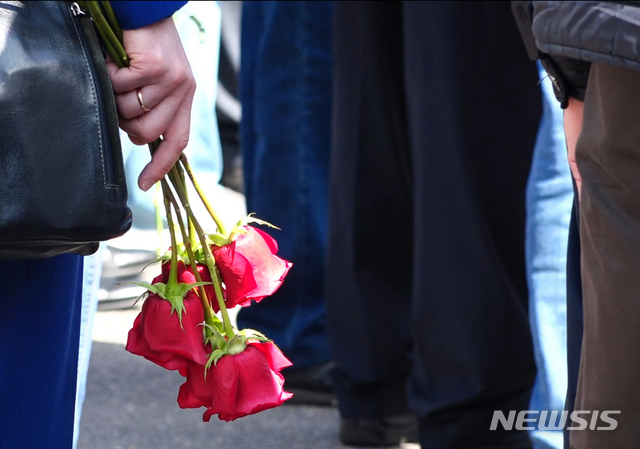 로켓 폭발로 숨진 러시아 기술자 5명 장례식 엄수..방사능공포 확산
