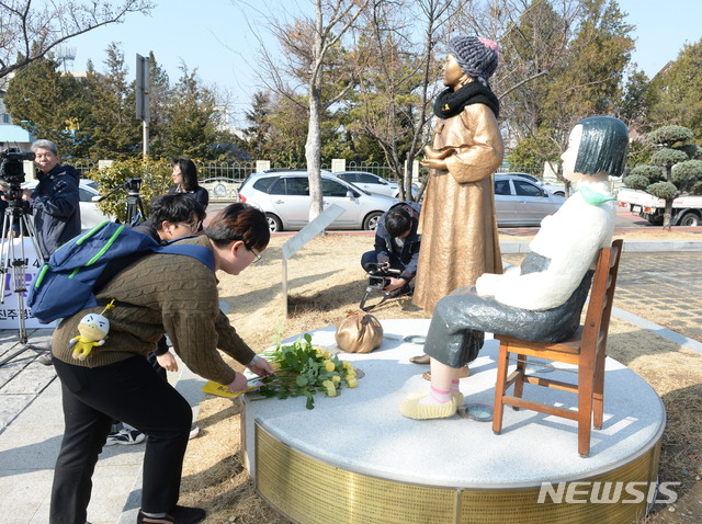 [진주=뉴시스] 경남 진주교육지원청 앞마당에 건립된 '진주평화기림상'.(사진=뉴시스 DB).photo@newsis.com