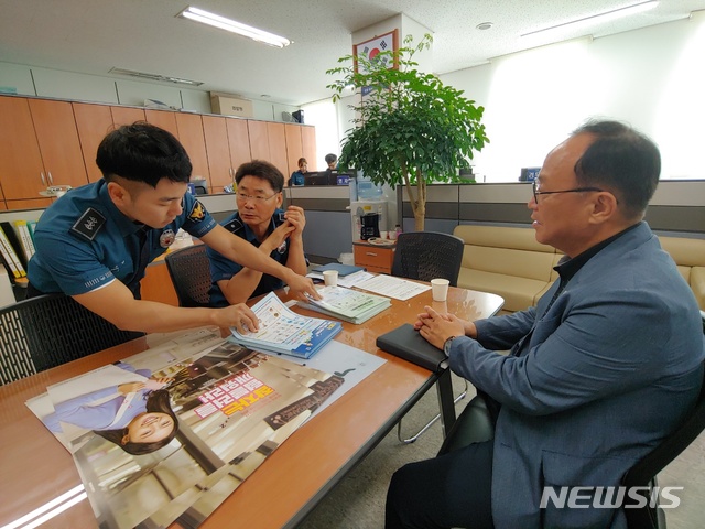 【안양=뉴시스】 박석희 기자 = 경찰서를 방문, 서한문 전달과 함께 1회용품 사용 자제에 대해 설명하고 있다.(사진=안양시 제공)