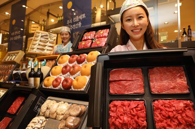 한우·망고·굴비…'다 있다' 백화점 추석선물세트 한상차림