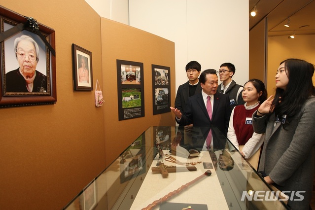 【서울=뉴시스】 황금자 장학생, 노현송 구청장. 2019.08.13. (사진=강서구 제공)
