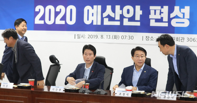 【서울=뉴시스】고승민 기자 = 13일 서울 여의도 국회 의원회관에서 열린 2020 예산안 편성 당정협의회에서 이인영 원내대표 등 참석자들이 자리에 앉고 있다. 2019.08.13.kkssmm99@newsis.com