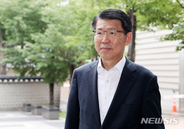 은성수 "주52시간제로 주식 거래 시간 단축 검토 필요"