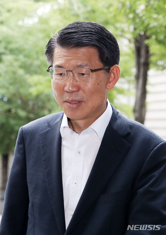 【서울=뉴시스】박미소 기자 = 은성수 금융위원회 위원장 후보자가 13일 오전 인사청문회 준비사무실이 마련된 서울 종로구 금융감독원 연수원으로 출근하고 있다.2019.08.13.&nbsp; misocamera@newsis.com