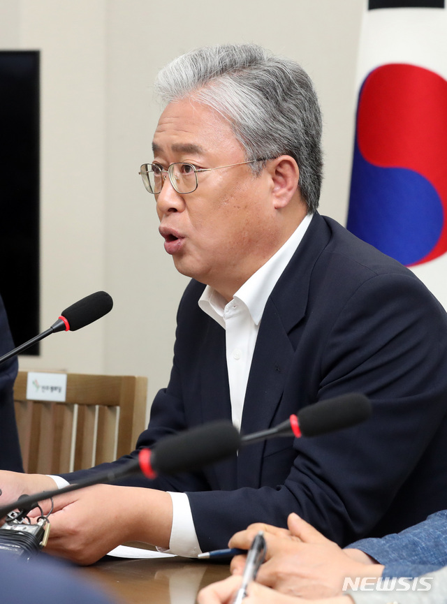 【서울=뉴시스】 박영태 기자 = 13일 오전 서울 여의도 국회에서 열린 대안정치연대 회의에서 유성엽 임시대표가 발언하고 있다. 2019.08.13. since1999@newsis.com