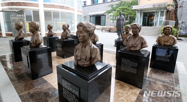 【광주(경기)=뉴시스】 고범준 기자 = 세계 일본군 '위안부' 기림일을 하루 앞둔 13일 오전 경기 광주시 퇴촌면 나눔의 집에 일본군 성노예 피해 할머니들의 흉상이 세워져 있다. 2019.08.13.&nbsp; bjko@newsis.com