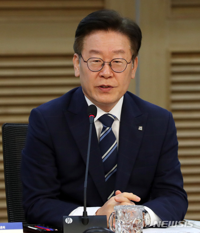 【서울=뉴시스】 박영태 기자 = 13일 오전 서울 여의도 국회 의원회관에서 열린 ‘개발이익 도민환원제 정책토론회’에서 이재명 경기도지사가 발언을 하고 있다. 2019.08.13. since1999@newsis.com