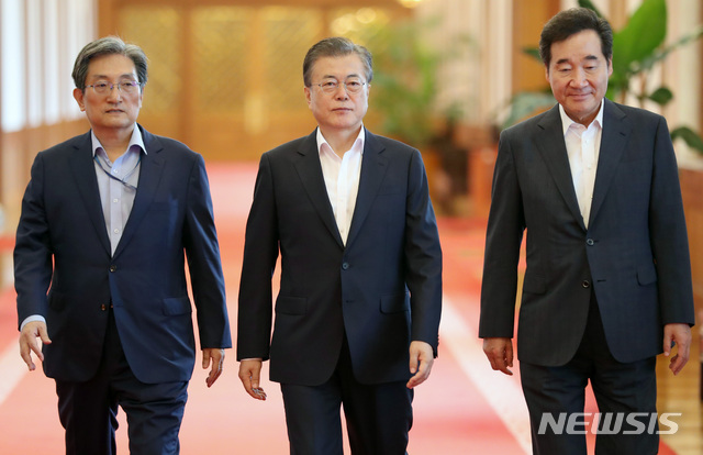 【서울=뉴시스】박진희 기자 = 문재인 대통령이 13일 청와대 본관에서 열린 국무회의에 이낙연(오른쪽) 국무총리, 노영민 비서실장과 함께 참석하고 있다. 2019.08.13. pak7130@newsis.com