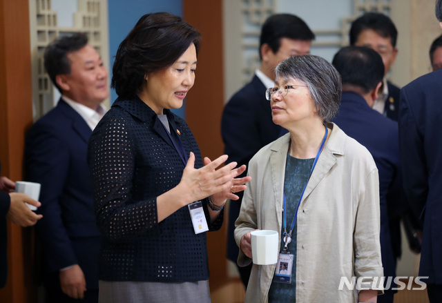 【서울=뉴시스】박진희 기자 = 박영선 중소벤처기업부 장관과 이공주 과학기술보좌관이 13일 청와대 본관에서 국무회의에 앞서 차담을 나누고 있다. 2019.08.13. pak7130@newsis.com