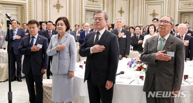 【서울=뉴시스】전신 기자 = 문재인 대통령이 13일 청와대 영빈관에서 열린 독립유공자 및 후손 초청 오찬에서 국기에 경례하고 있다. 2019.08.13.&nbsp; photo1006@newsis.com